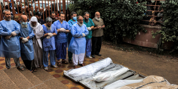 صیہونی فوج کی درندگی جاری: 179 شہدا الشفااسپتال میں اجتماعی قبر میں دفن