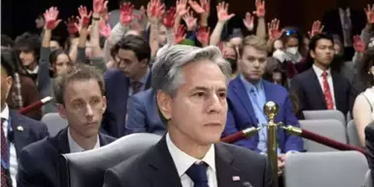 امریکی وزیرخارجہ کی تقریر کے دوران لوگوں کو احتجاج غزہ جنگ بندی کا مطالبہ