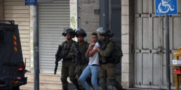 مغربی کنارہ: صیہونی فوج کے پناہ گزین کیمپوں پر دھاوے درجنوں فلسطینی گرفتار