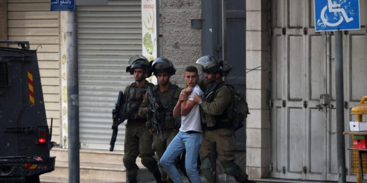 مغربی کنارہ: صیہونی فوج کے پناہ گزین کیمپوں پر دھاوے درجنوں فلسطینی گرفتار