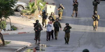 حماس کے ہاتھوں بدترین شکست کھانے والی اسرائیلی فوج فلسطینیوں پر ٹوٹ پڑی، بچوں سمیت ہزاروں گرفتار