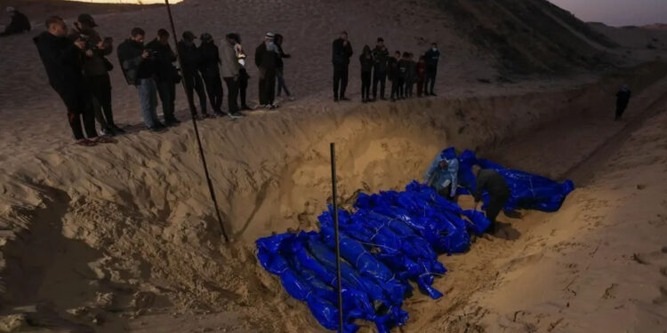 غزہ: اسرائیلی دہشتگردی میں شہید 80 فلسطینیوں کی اجتماعی تدفین