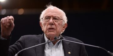 امریکی سینیٹر برنی سینڈرز کا اسرائیل کی 10 بلین ڈالر فوجی امداد بند کرنے کا مطالبہ