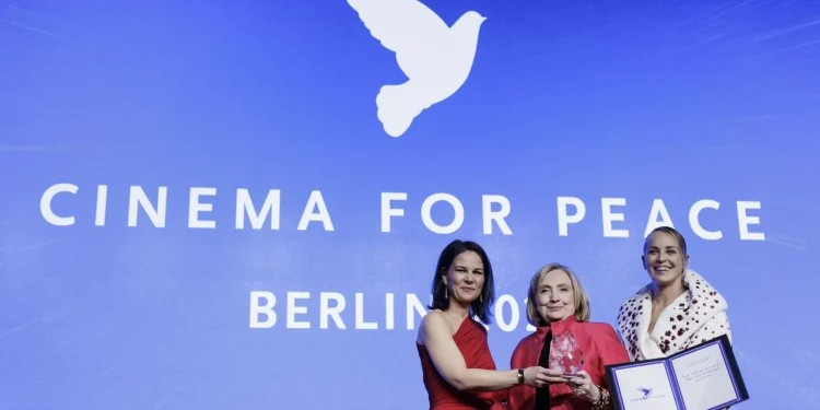 آ پ جنگی مجرم اور منافق ہیں: ہلیری کلنٹن کو شرکاء کے غصے کا سامنا