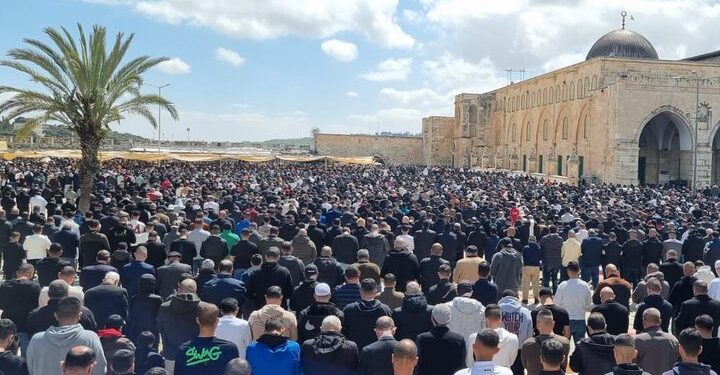 مسجد اقصیٰ میں پابندی کے باوجود ڈیڑھ لاکھ فلسطینیوں کی نماز جمعہ کی ادائیگی