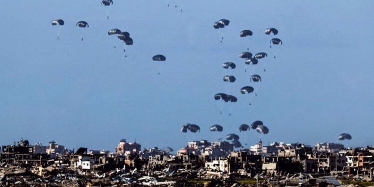 غزہ: غذا کی فضائی امداد بھی فلسطینیوں کو قتل کرنے لگی، شہدادتوں کی تعداد 5 ہوگئی