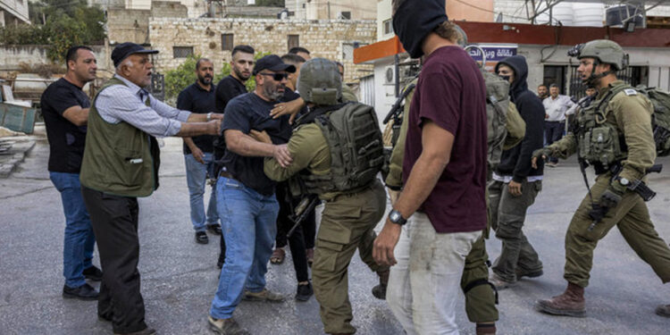 رمضان میں بھی صیہونی فوج کی دہشتگردی جاری: مغربی کنارے سے متعدد فلسطینی گرفتار