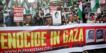 شدید بارش کے باوجود اہلیان کراچی یکجہتی فلسطین کے لئے نکل آئے