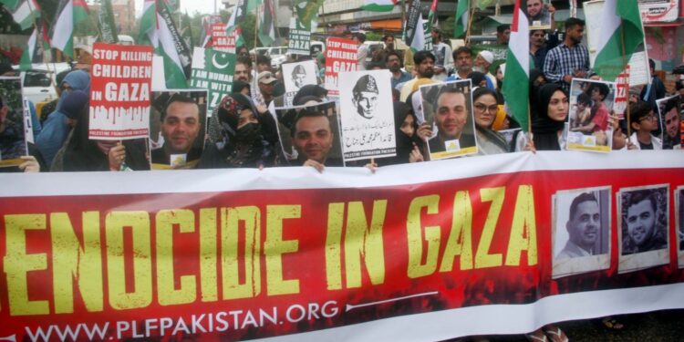 شدید بارش کے باوجود اہلیان کراچی یکجہتی فلسطین کے لئے نکل آئے