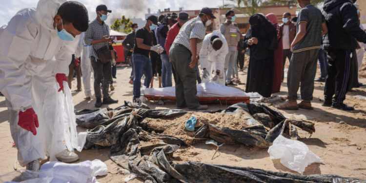 غزہ: اجتماعی قبر سے فلسطینیوں کی مزید 58 لاشیں برآمد، تعداد 392 ہوگئی