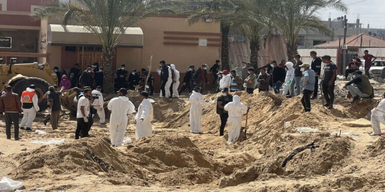 صیہونی دہشت گردی میں شہید درجنوں فلسطینیوں کی لاشیں ہسپتال احاطے سے برآمد