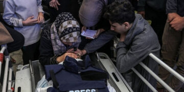 غزہ: اسرائیلی بمباری سے ایک اور صحافی شہید، شہید صحافیوں کی تعداد 141 ہوگئی