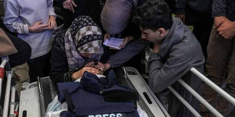 غزہ: اسرائیلی بمباری سے ایک اور صحافی شہید، شہید صحافیوں کی تعداد 141 ہوگئی