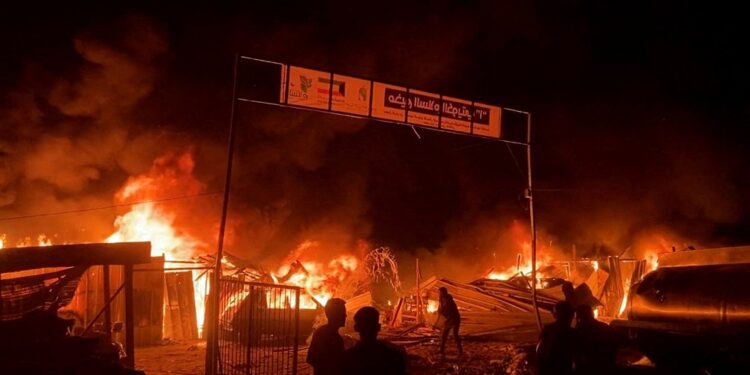 صیہونی فوج کی بےگھر فلسطینیوں کے خیموں پر بمباری: 40 سے زائد فلسطینی زندہ جل گئے سیکڑوں زخمی