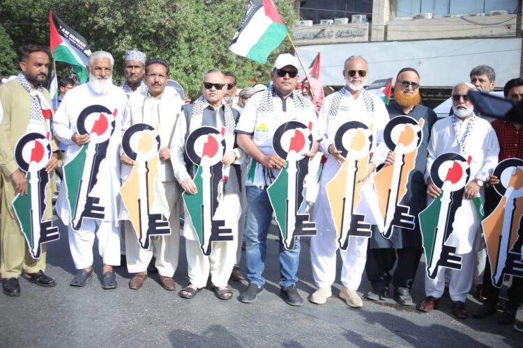 فلسطینی عوام کی صحت کے مسائل کو اجاگر کرنے کے لئے کراچی میں شارع فیصل پر فلسطین فاؤنڈیشن کی ایمنولینس ریلی