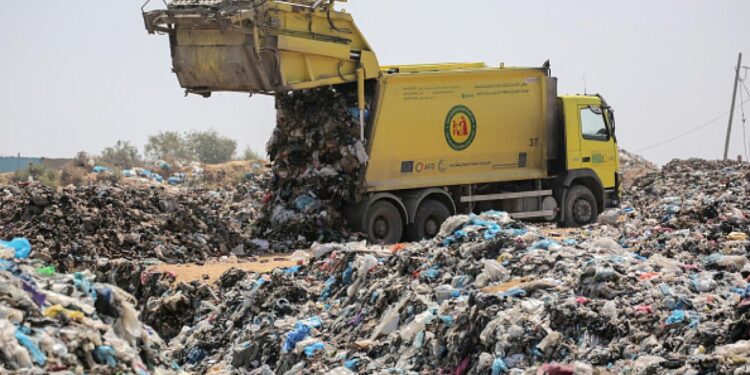 غزہ: نصیرات کیمپ میں کچرے کے ڈھیر ٹائم بم بن گئے: رپورٹ