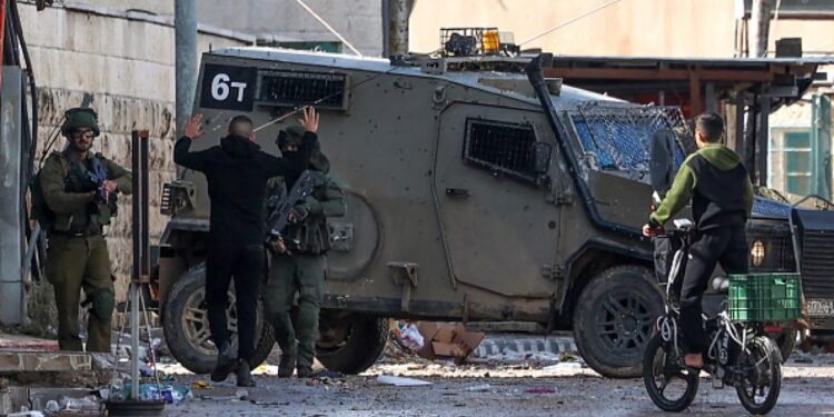 صیہونی فوج کا مقبوضہ مغربی کنارے پر حملہ، 3 فلسطینی شہید، جنین میں جھڑپیں، اور غاصب فوج شمس کیمپ سے دستبردار