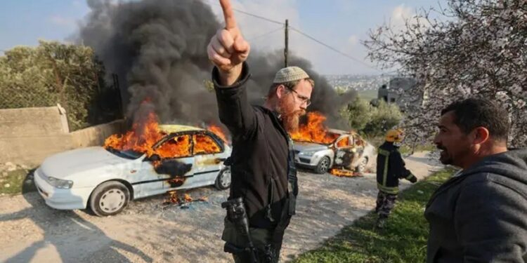 مغربی کنارہ: صیہونی اآبادکاروں کی دہشتگردی، ایک فلسطینی  شہید ایک زخمی گاؤن کو آگ لگادی