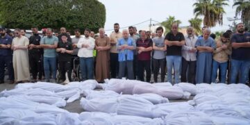 اسرائیل کے ہاتھوں فلسطینیوں قتل عام جاری، غزہ میں کفن ختم ہوگئے