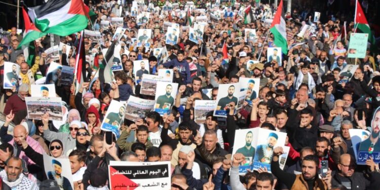 عمان: اسرائیلی جارحیت، غزہ سے اظہار یکجہتی  اور اردن کی خاموشی کے خلاف احتجاجی مظاہرے