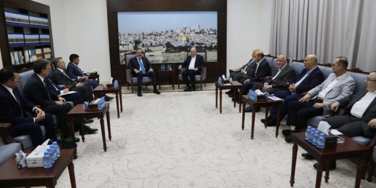 دوحہ: ترک وزیرخارجہ کی حماس کے دفتر کا دورہ، قیادت سے ملاقات، صیہونی جارحیت روکنے پر تبادلہ خیال