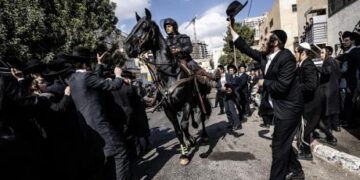 یہودی "حریدی مذہبی شدت پسندوں کا جنرل داؤد زینی پر حملہ، فوجی بھرتی کے خلاف آحتجاج