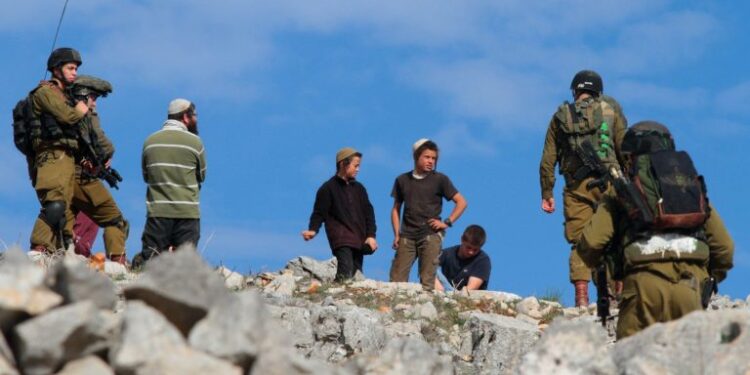 غرب اردن میں صیہونی دہشت گردی: صیہونی آبادکاروں کے حملے، خیمے تباہ، شہری گرفتار