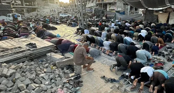 غزہ کے بے بس شہریوں کی میزائلوں کی بارش اور ملبے کے ڈھیروں پر نماز عیدالفطر کی ادائیگی