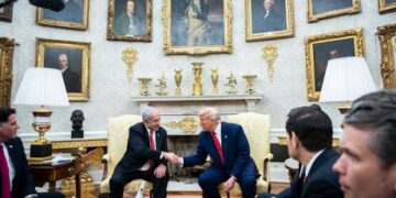 نیتن یاہو کی وائٹ ہاؤس میں تذلیل: ٹرمپ کے سامنے صیہونی وزیرِاعظم کو حیرت و شرمندگی کا سامنا