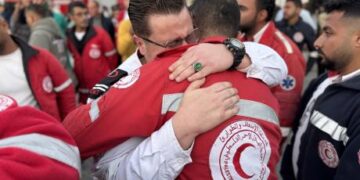 غزہ: صیہونی دشمن نے 15 امدادی کارکنان کو شہید کر کے اجتماعی قبر میں دفن کیا