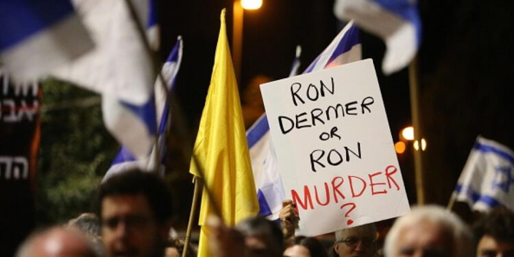 غیر قانونی صیہونی ریاست کے اندر سے غزہ جنگ کے خلاف آوازیں بلند، رون دیرمر کو مستعفی ہونے کا مطالبہ