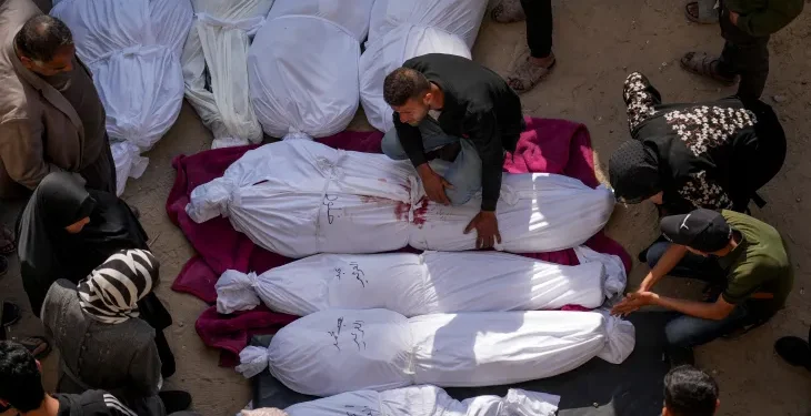 غزہ میں ایک اور خونی دن:  خیمہ بستی پرصیہونی فوج کا حملہ، خواتین، بچوں سمیت 18 فلسطینی شہید