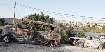 مقبوضہ مغربی کنارہ: صیہونی آبادکاروں کے فلسطینیوں پر حملے،متعدد گاڑیاں تباہ، نوجوان زخمی