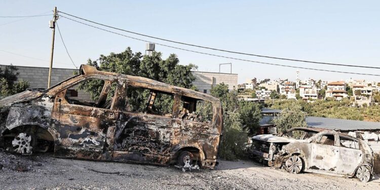 مقبوضہ مغربی کنارہ: صیہونی آبادکاروں کے فلسطینیوں پر حملے،متعدد گاڑیاں تباہ، نوجوان زخمی