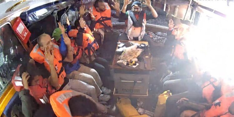 صہیونی ریاست کا امدادی کشتی "میڈلین” پر حملہ، بین الاقوامی رضاکار گرفتار