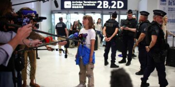 قابض صہیونی حکومت نے سویڈش سماجی کار کن گریٹا تھنبرگ کو فرانس روانہ کر دیا