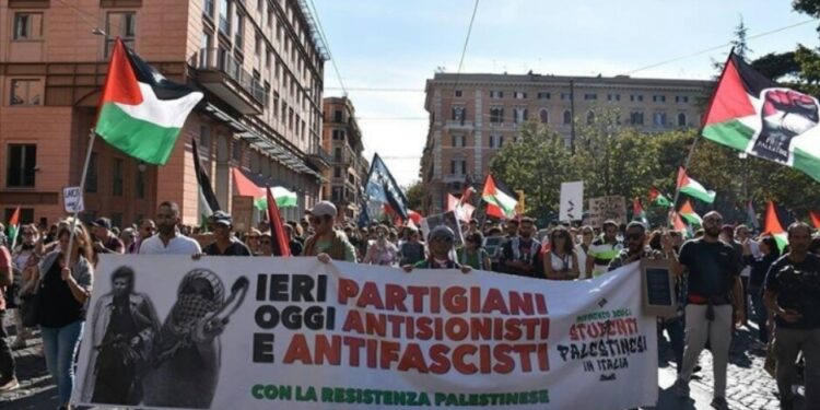 یورپ میں غزہ محاصرہ اور نسل کشی کے خلاف احتجاج، امدادی کشتی پر قبضے کی مذمت