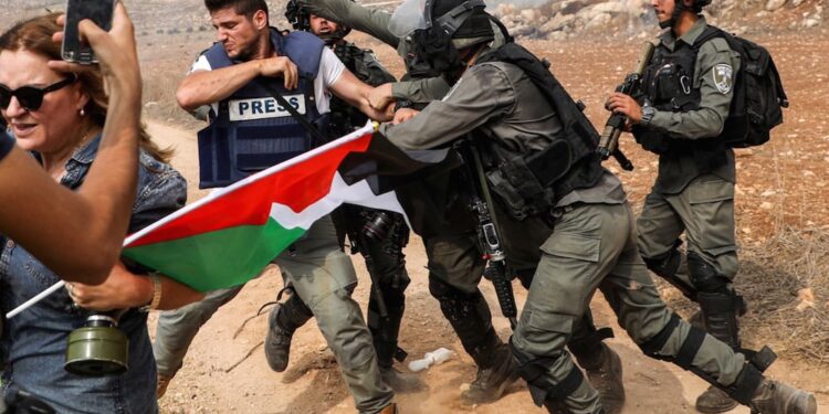 صہیونی فوج کا صحافیوں اور خیمہ بستی پر وحشیانہ حملہ