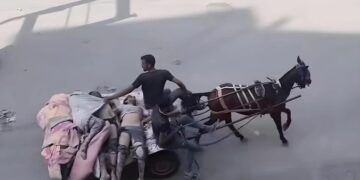 دیر البلح: خوراک کے منتظر خواتین و بچوں پر بمباری، تیرہ شہید