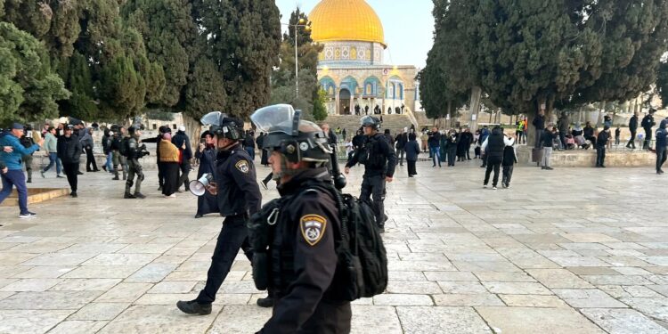 انتہاپسند صہیونیوں کا مسجد اقصیٰ پر دھاوا، قابض حکومت کی سرپرستی میں حملہ
