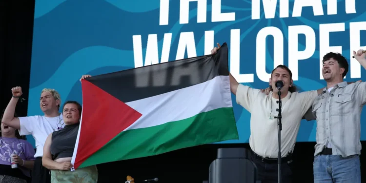 برطانیہ: فلسطینی پرچم لہرانے پر آئرش بینڈ کو اسٹیج سے اتار دیا گیا