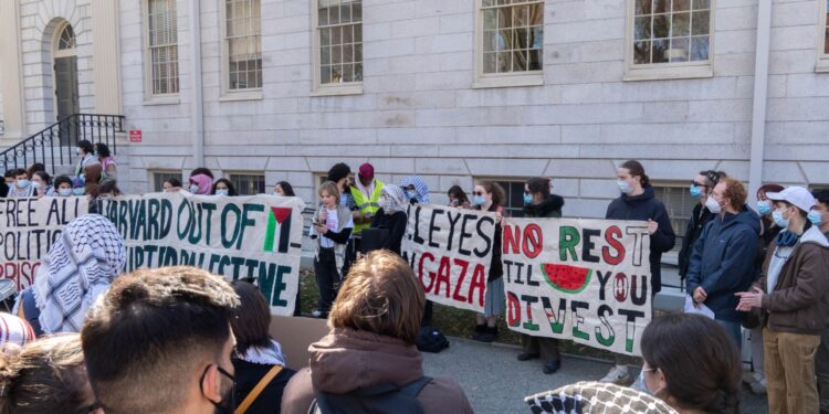 ہارورڈ اسکالرز: غزہ نسل کشی پر بحث دبانے کی مذمت