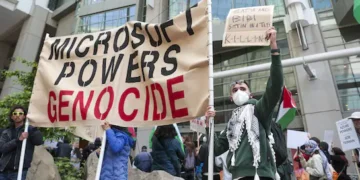 مائیکروسافٹ نے اسرائیل سے تعلقات پر احتجاج کرنے والے دو ملازمین کو نوکری سے نکال دیا
