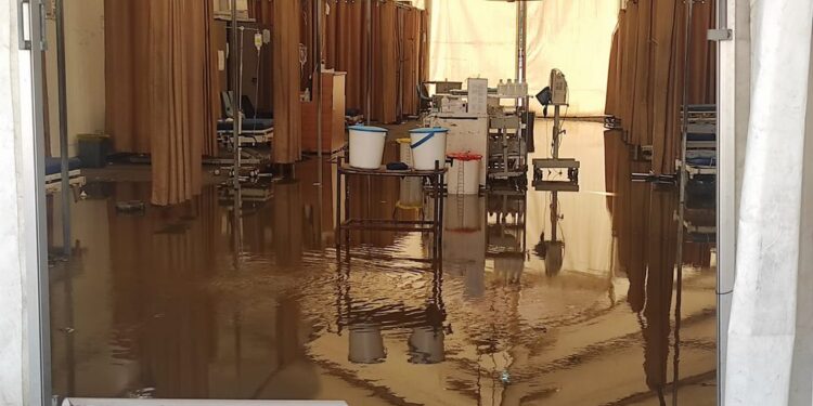 غزہ میں غاصب فوج کی بمباری سے ناصر میڈیکل کمپلیکس زیرِ آب