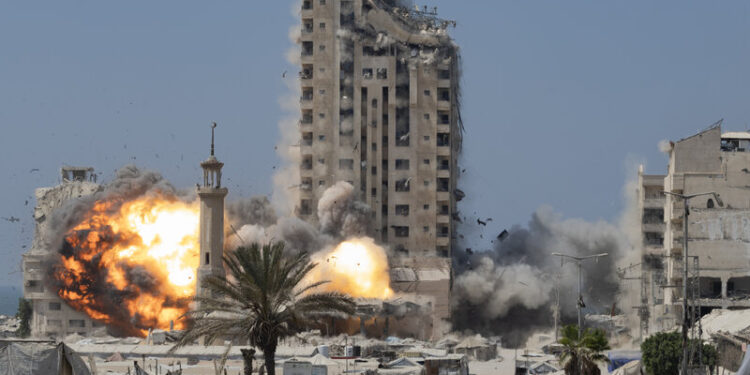 صہیونی جارحیت سے غزہ میں رہائشی ٹاور تباہ