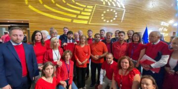 یورپی پارلیمنٹ کے اراکین کا سرخ شرٹس پہن کر غزہ سے اظہارِ یکجہتی