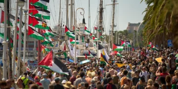 غزہ کا محاصرہ توڑنے کے لیے ’عالمی صمود‘ بیڑا بارسلونا سے روانہ