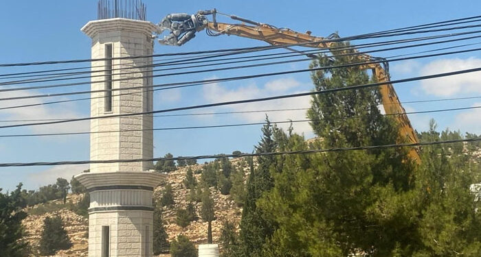 سفاک صہیونی فوج نے مغربی کنارے میں زیرِ تعمیر مسجد کامینار منہدم کردیا