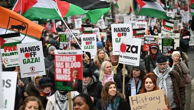 برطانیہ میں ٹرمپ کے دورے کے خلاف مظاہرے، ہزاروں افراد سڑکوں پر