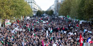 فرانس میں فلسطین کے حق میں بڑا مظاہرہ، قابض اسرائیل مخالف نعرے